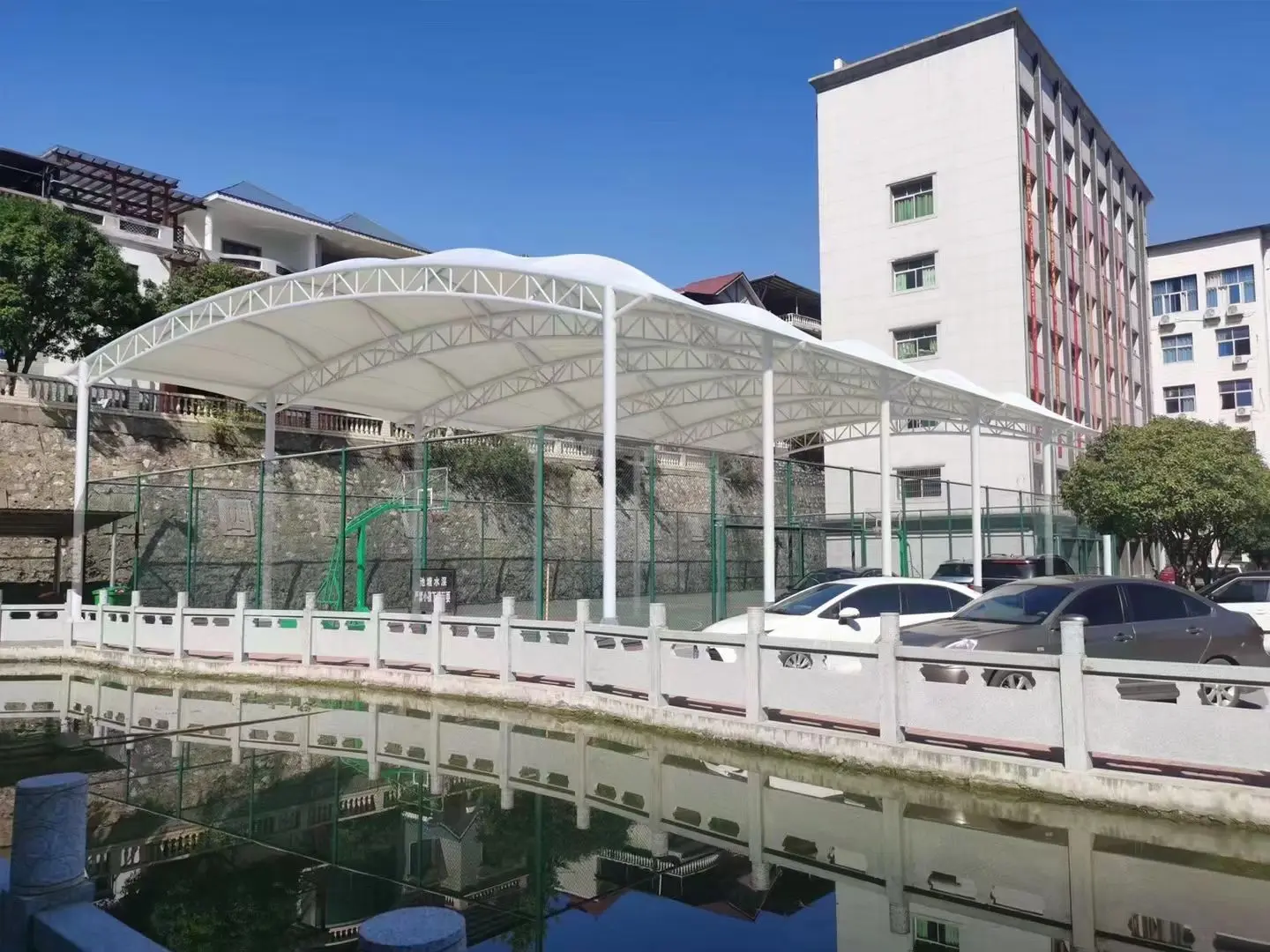 贵州云岩园区停车棚总在漏水生锈？源头膜结构厂家：按本地气候选材，避开三大坑